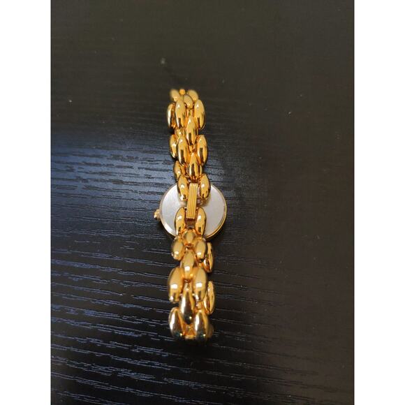 Vintage Capezio Women’s Watch – Gold Tone Bracelet Design - Picture 3 of 4